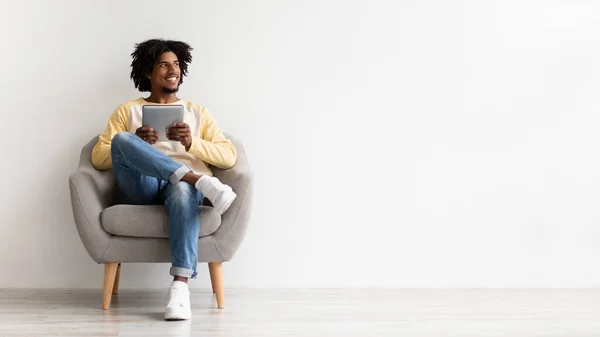 Online Offer. Handsome Young Black Guy Relaxing In Armchair With Digital Tablet — Fotografia de Stock