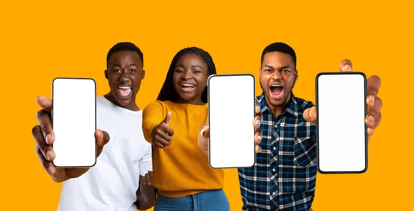 Διαφορετικές Συναισθηματικές Μαύροι άνθρωποι που επιδεικνύουν Smartphones με λευκή οθόνη για Mockup — Φωτογραφία Αρχείου