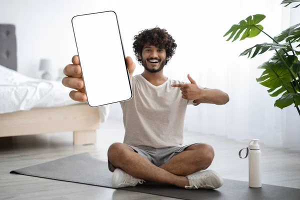 Happy indian guy showing smartphone with empty screen — 图库照片