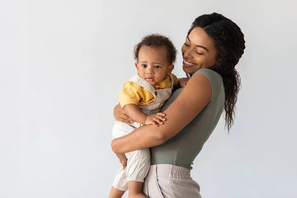Madre e hijo. feliz joven africano americano mamá holding lindo niño bebé — Foto de Stock