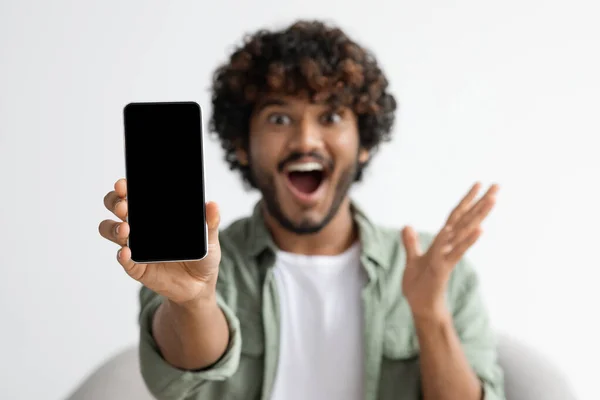 現代のスマートフォンとともに空白の画面で興奮したインドの男の手 — ストック写真