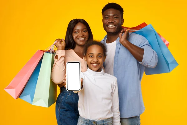 Nakupovat. Černá rodina zobrazující prázdnou obrazovku smartphonu pro mockup — Stock fotografie