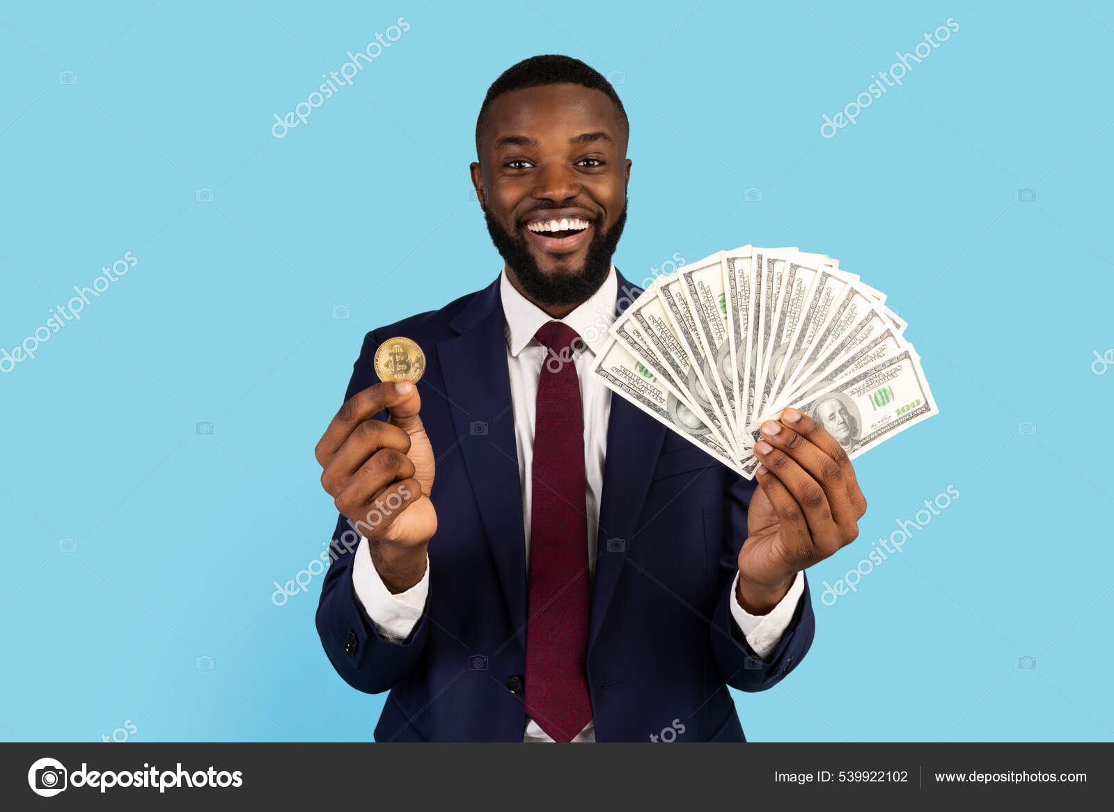 Kripto Ticaret. Altın Bitcoin ve Dolar Parasını elinde tutan Mutlu Siyah İş  Adamı — Stok Foto © Milkos #539922102