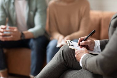 Çift, profesyonel bir erkekle terapi yapıyor.