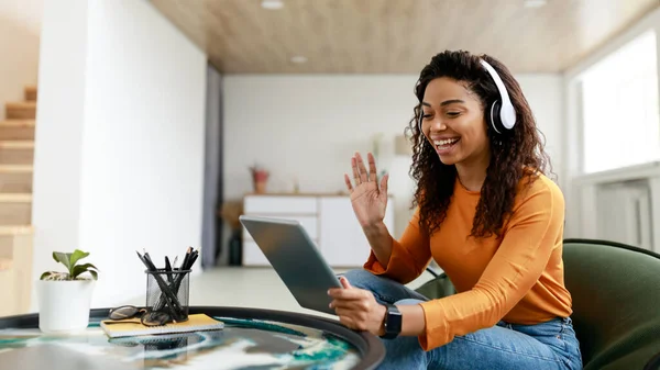 Black woman having video call using tablet and talking — Stockfoto