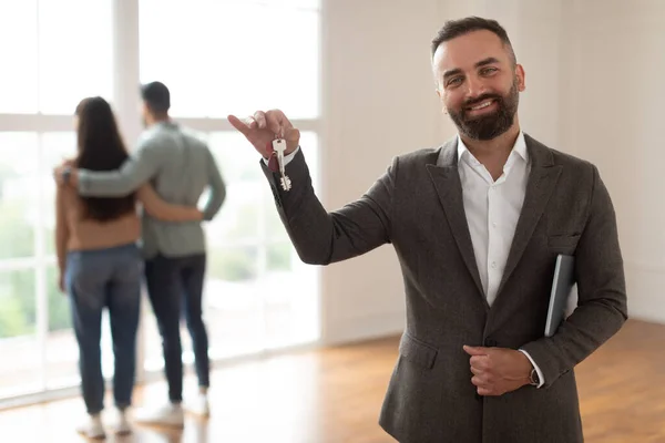 Portrait Of Smiling Real Estate Agent Holding And Showing Key — Photo