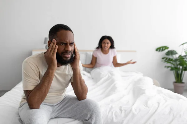 Malheureux jeune femme noire panique et crie sur son mari triste, l'homme souffre de dysfonction érectile — Photo