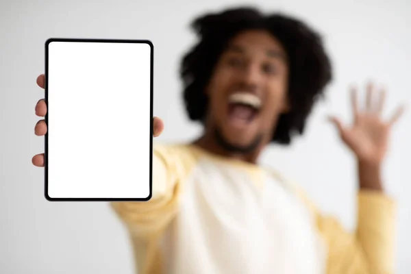 Maquette pour Ad. Homme noir excité montrant tablette numérique avec écran blanc — Photo