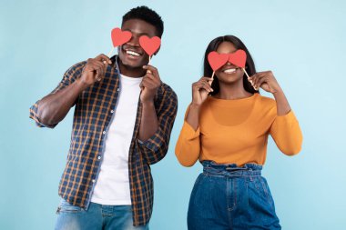 Kırmızı Kâğıt Kalpli Siyah Gözlü Genç Romantik Çift