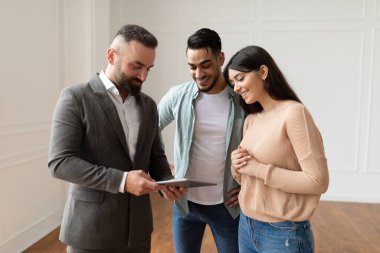 Yeni Apartman Alınan Çift, Tablet Gösteren Ev Ajanı