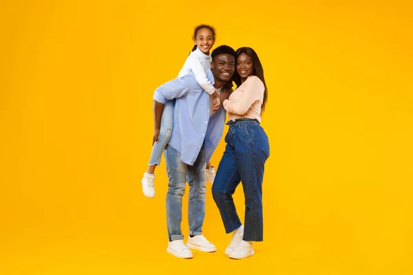 Afroamerikanerin verbringt Zeit mit Mutter und Vater — Stockfoto