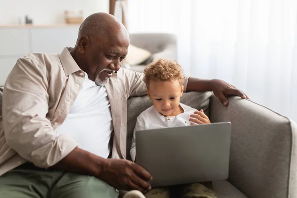African American Grandpa And Grandson Using Laptop Computer At Home — Fotografia de Stock