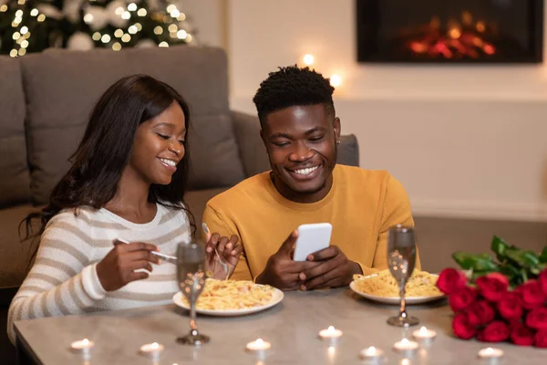 非洲夫妇在家用电话庆祝情人节 — 图库照片