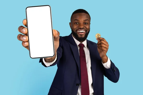Black Businessman Holding Golden Bitcoin Coin And Showing Blank Mobile Phone — Foto de Stock