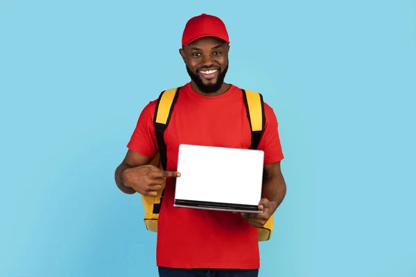 Food Delivery Website. Smiling black male courier holding laptop with blank screen —  Fotos de Stock