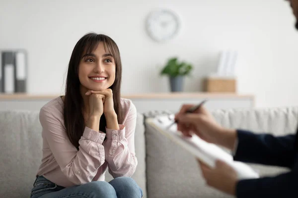 Successful therapy. Happy arab female client having consultation with psychologist, grateful for professional help —  Fotos de Stock