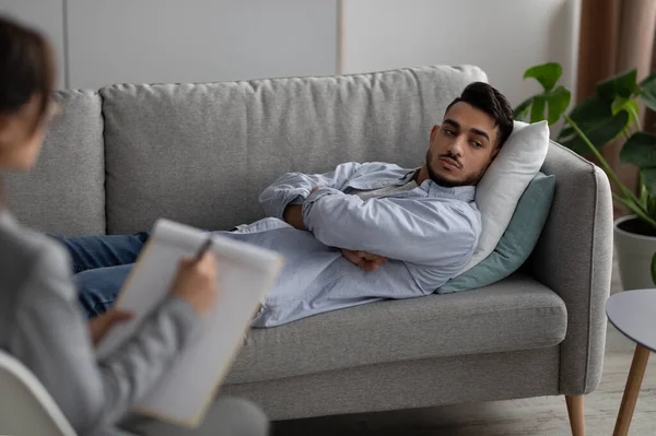 스트레스와 우울증 개념. 정신 과 의사가 정신 과 의사와 상담하는 동안 소파에 누워아 압 남자와 함께 일하는 모습 — 스톡 사진