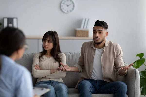 Female psychologist giving therapy session to stressed arab couple, helping them solve relationship conflict — 图库照片