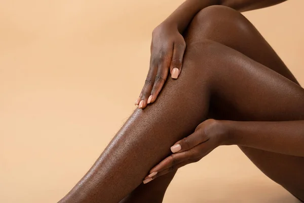 Cropped of african american woman touching her hairy legs — Fotografia de Stock
