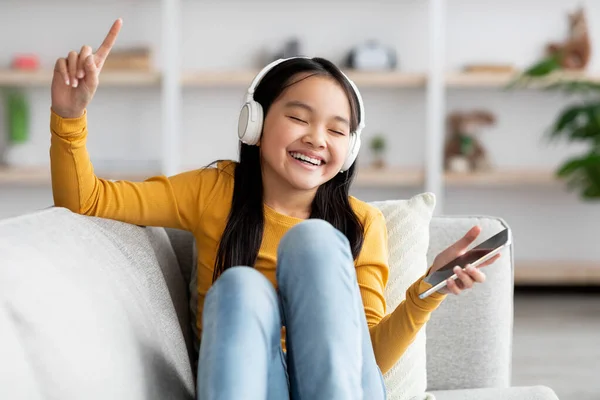 Χαρούμενο κινεζάκι που ακούει μουσική στο cellpohne — Φωτογραφία Αρχείου