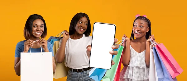 Online Shopping App. Three Black Females With Shopper Bags Showing Blank Smartphone — Stockfoto