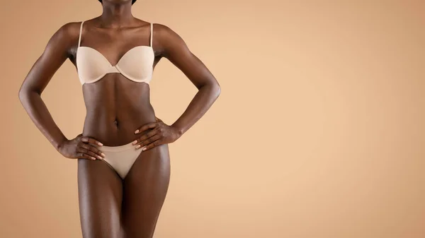 Чорна жінка в нижній білизні демонструє її ідеальне тіло — стокове фото