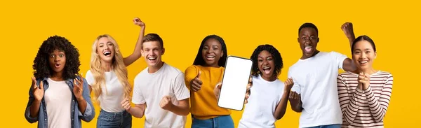 Collage avec divers jeunes multiethniques célébrant le succès et montrant un téléphone intelligent vide — Photo