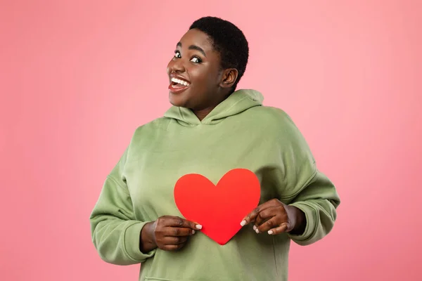 Plus-Sized African Woman Holding Paper Heart Posing On Pink Background — Stok fotoğraf