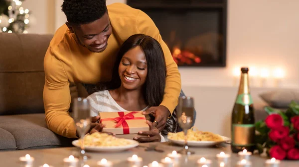 African American Husband Congratulating Wife Giving Valentine Gift At Home — Stock fotografie