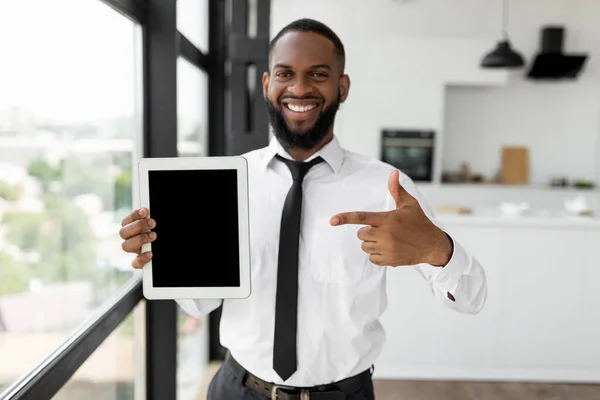 Happy Black Guy Showing Tablet With Blank Empty Screen, Mockup —  Fotos de Stock