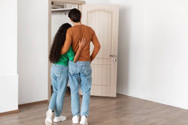 Mutlu genç çift insanları evlerine davet ediyor.