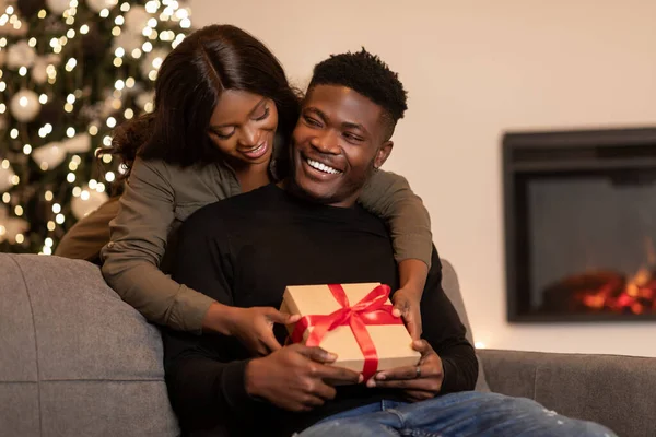 Black Wife Giving Gift To Husband Celebrating Valentines Day Indoor — Stockfoto
