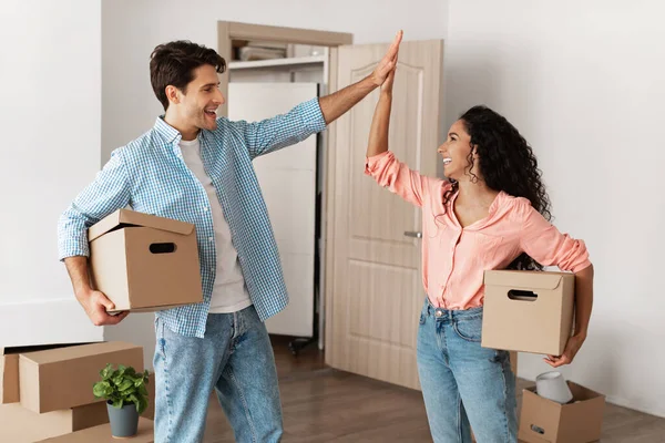 Happy man and woman giving high five celebrating moving day — Zdjęcie stockowe