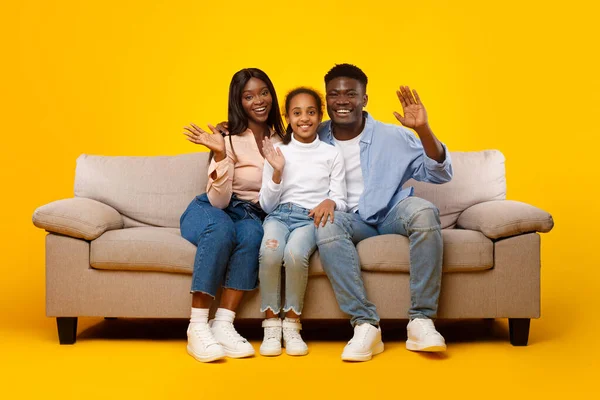 Afro-Amerikaanse familie zwaaien handen op camera in de studio — Stockfoto
