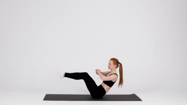 Athletic Woman Doing Feet Elevated Oblique Crunch Exercise While Training In Studio — Stok video