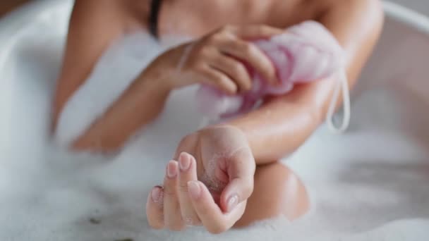 Mujer tomando baño lavando brazos con esponja en el baño, recortado — Vídeo de stock