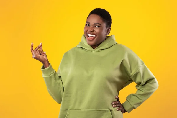 Happy Oversized African American Lady Snapping Fingers Over Yellow Background — Foto Stock