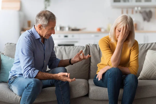 Mature Couple Having Conflict, Husband Talking To Offended Wife Indoors — Stock fotografie