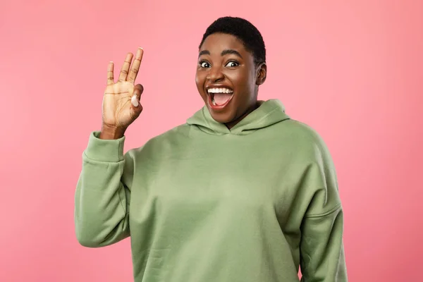 Cheerful African American Woman Gesturing Okay Sign Over Pink Background — Fotografia de Stock