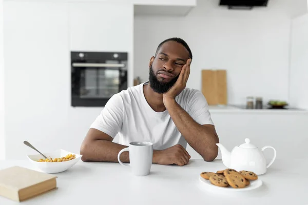 Hombre negro que sufre de insomnio sentado en el escritorio — Foto de Stock