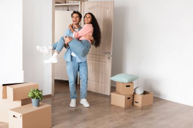 Yeni dairede taşınma gününü kutlayan mutlu milenyum çifti.