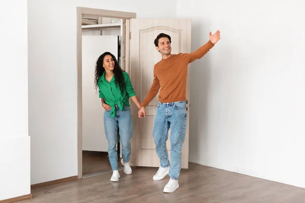 Chico feliz invitando a la señora a entrar en casa —  Fotos de Stock