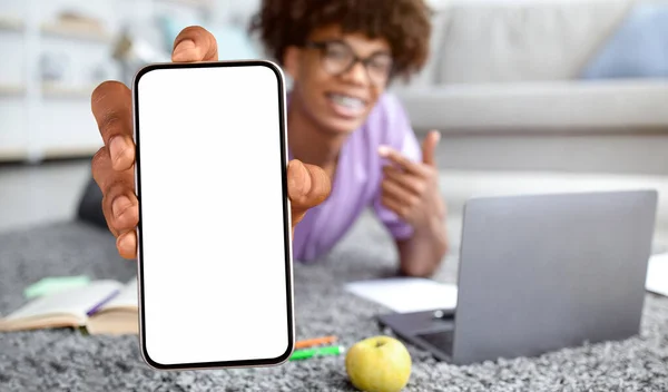 Educational App. Black Teen Guy Showing Blank Smartphone While Study At Home — Stockfoto