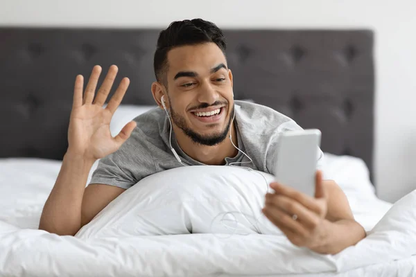 Κλήση βίντεο. Ευτυχισμένος άνθρωπος της Μέσης Ανατολής χρησιμοποιώντας Smartphone για online επικοινωνία — Φωτογραφία Αρχείου