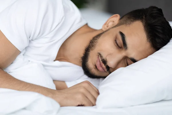 Primer plano disparo de guapo joven árabe durmiendo en cómoda cama —  Fotos de Stock