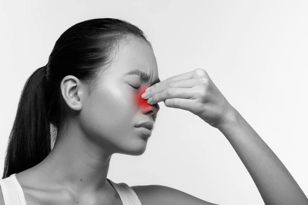 Infeliz japonesa mujer frotando rojo dolor de nariz — Foto de Stock