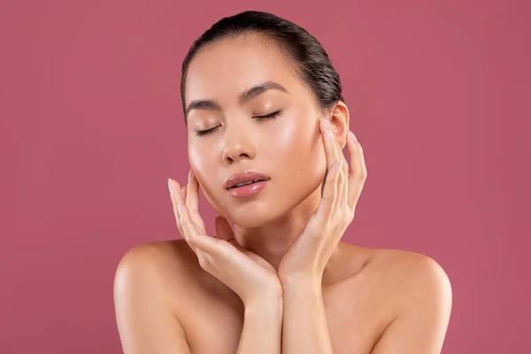 Sensual korean lady enjoying her beauty routine — Fotografia de Stock