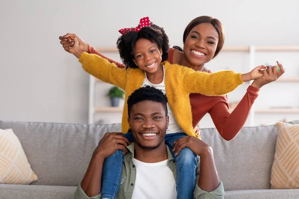 Family Leisure. Happy Black Mom, Dad And Daughter Having Fun At Home — ストック写真