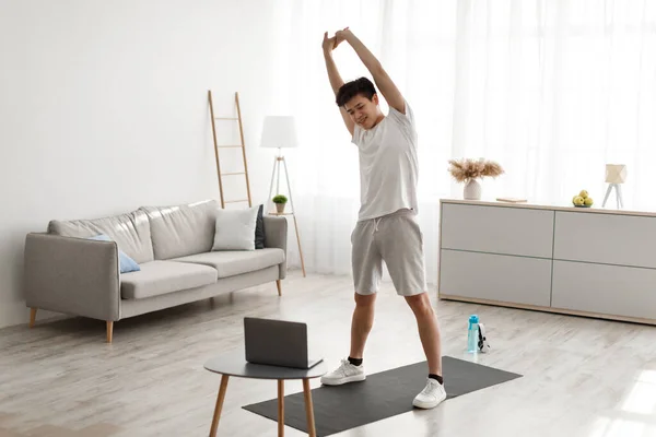Asiatic tip face stretching exercițiu uitam tutorial on-line — Fotografie, imagine de stoc