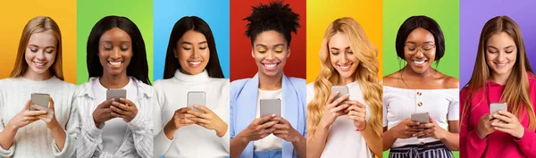 在五彩缤纷的演播室背景、全景中，一排排快乐的、多样化的女士使用手机发短信和上网 — 图库照片